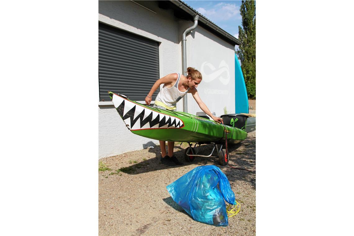Marius Schairer nimmt Endi nach der Tour wieder in Empfang. In etwa einer Stunde ist der Müllsack ungefähr zur Hälfte gefüllt worden. Foto: M. Maier