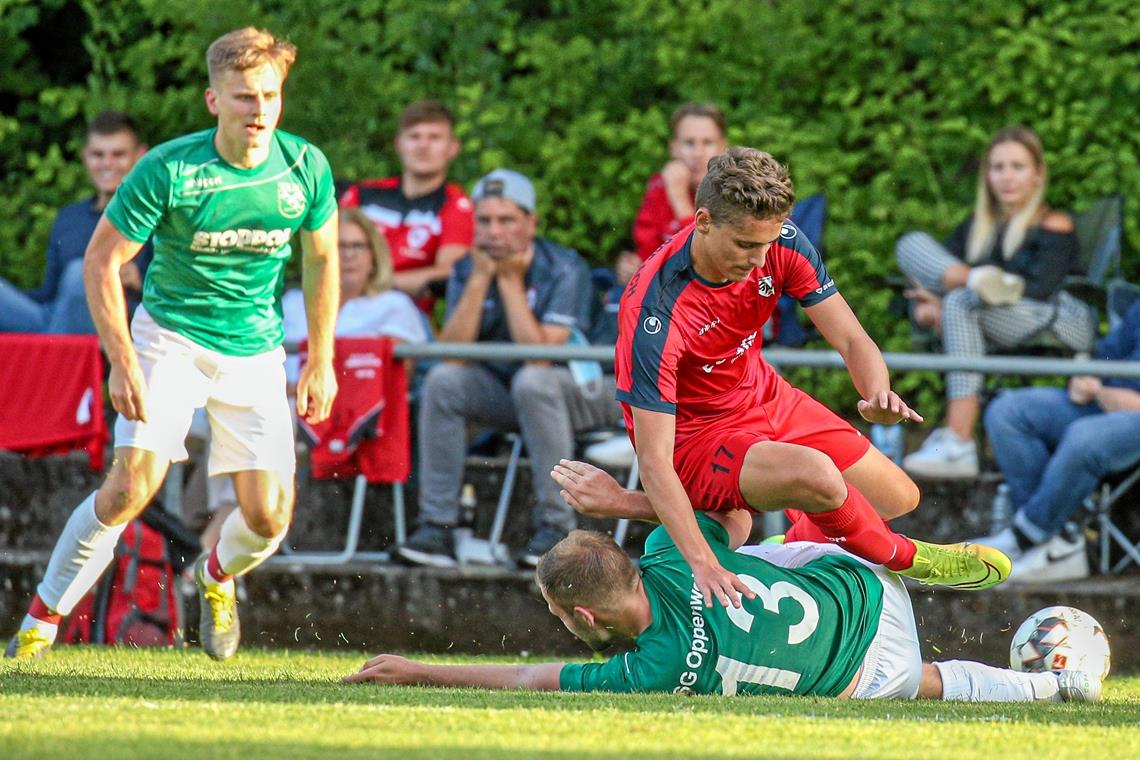 SVA und und SVU wollen ins Endspiel Marius Weller (rotes Trikot) will mit dem SV Allmersbach die Hürde überspringen. Foto: A. Becher