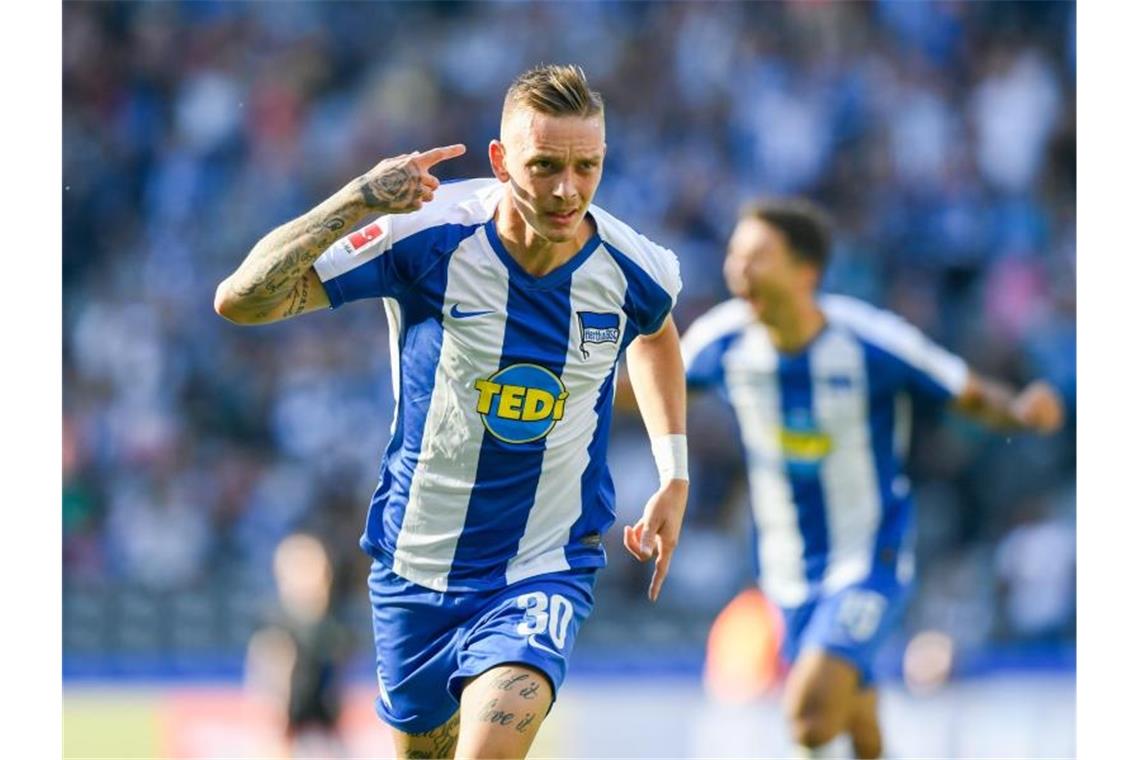 Marius Wolf (l) jubelt nach seinem Tor zum 2:0 für Hertha BSC gegen den SC Paderborn. Foto: Tom Weller