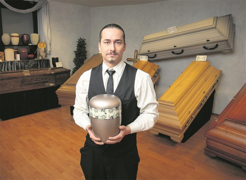 Der Tod ist sein Kollege Marjan Schneider im Ausstellungsraum des Backnanger Bestattungshauses Zur Ruhe. Die tägliche Begegnung mit dem Tod gehört für den 25-Jährigen zum Berufsalltag, doch sie belastet ihn persönlich nicht. Fotos: A. Becher