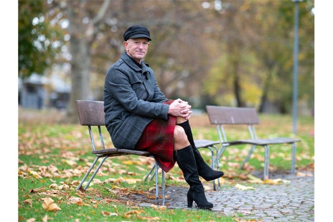 Ingenieur mit High Heels und Rock wirbt für mehr Offenheit Mark Bryan, Influencer im Socialen Netzwerk Instagram, sitzt auf einer Bank. Foto: Sebastian Gollnow/dpa