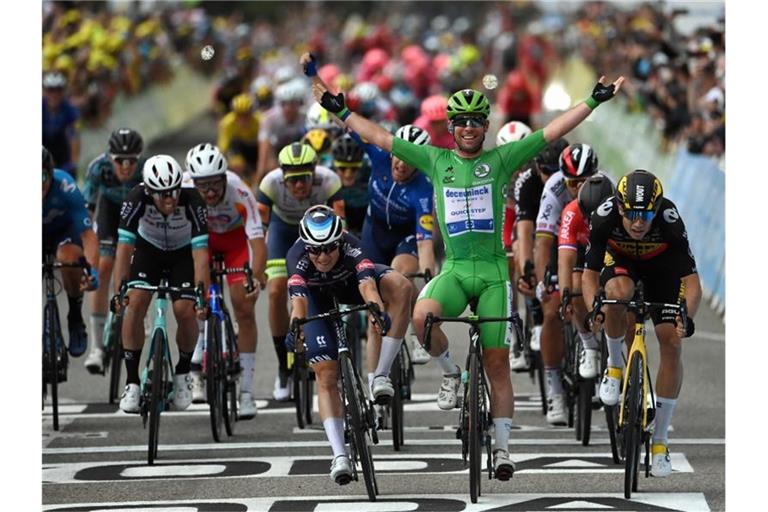 Mark Cavendish bejubelt, im Grünen Trikot des Führenden der Sprintwertung, seinen 33. Etappensieg bei der Zieleinfahrt. Foto: David Stockman/BELGA/dpa