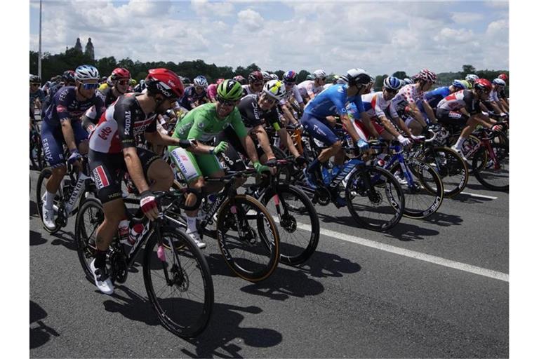 Mark Cavendish (vorn,2.v.l.) fährt auf der 6. Etappe im Grünen Trikot. Foto: Christophe Ena/AP/dpa