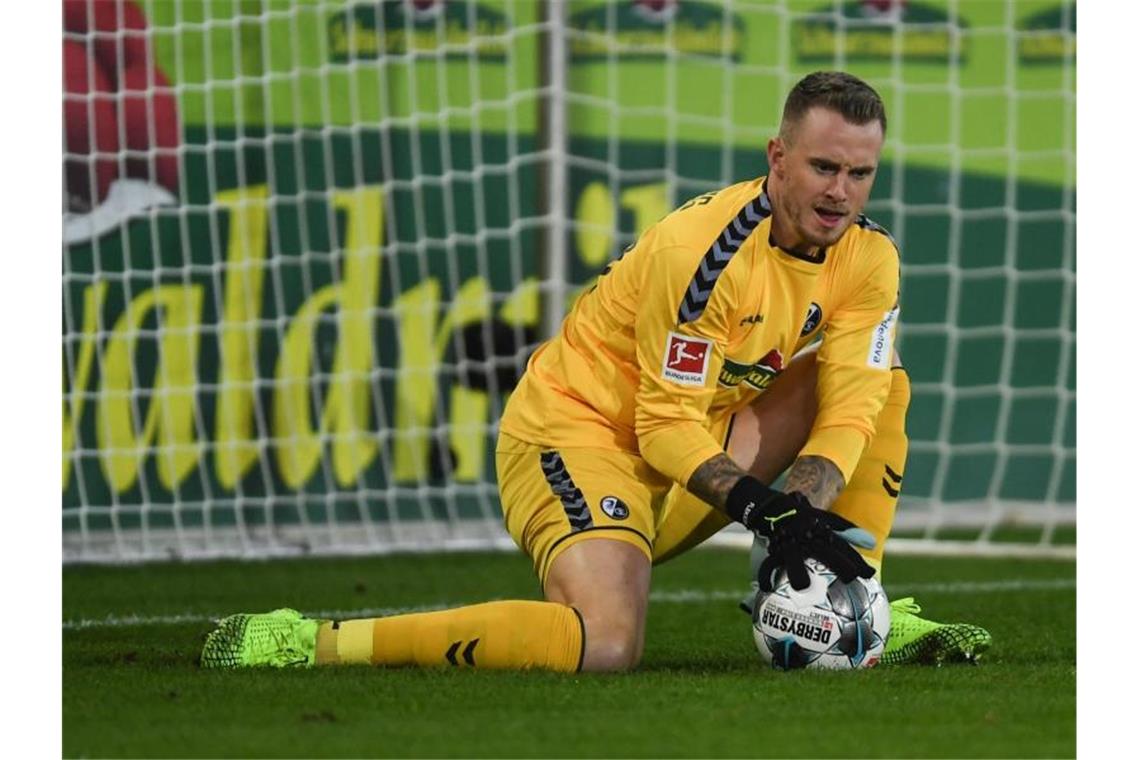 Freiburg auch bei der Hertha mit Torhüter Flekken Mark Flekken in Aktion. Foto: Patrick Seeger/dpa/Archivbild