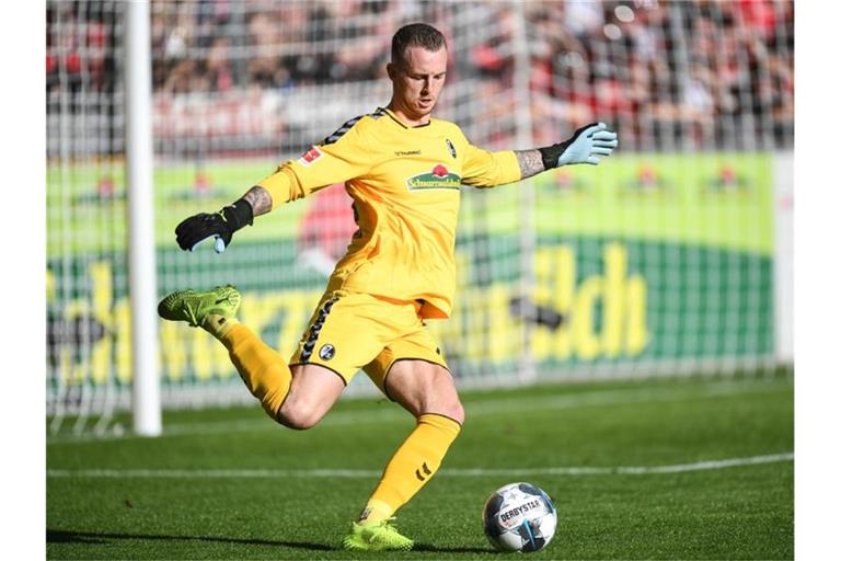 Mark Flekken von Freiburg spielt den Ball. Foto: Patrick Seeger/dpa/Archivbild