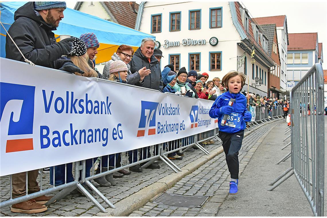 Mark ist einer der jüngsten Staffelläufer. Silvesterlauf in Backnang 2025. SP