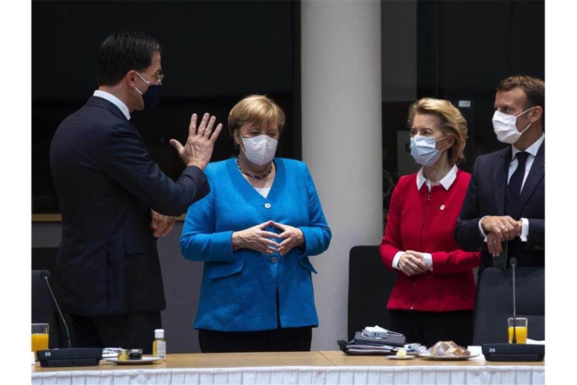 Verlängerung beim EU-Gipfel: Sonntag geht es weiter Mark Rutte (L) neben der Bundeskanzlerin, Ursula von der Leyen und dem französischen Präsidenten Macron. Foto: Francisco Seco/AP Pool/dpa