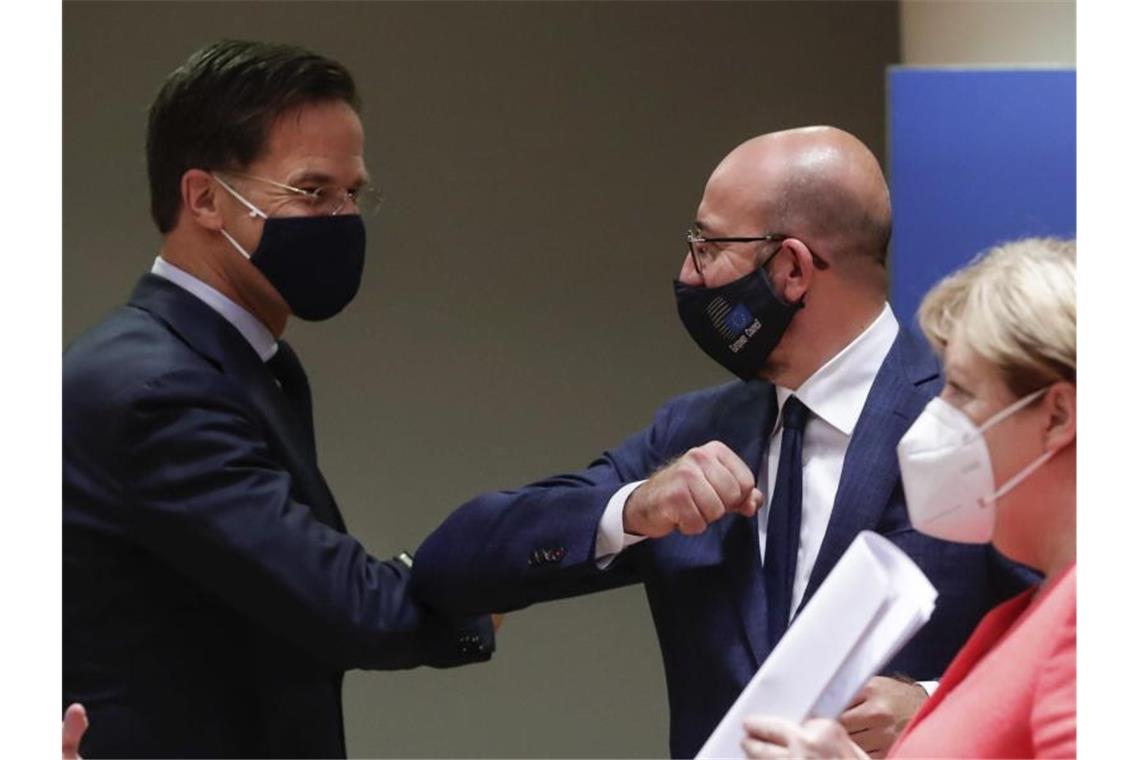 EU-Kompromiss zu Corona-Paket - Deutschland zahlt mehr Mark Rutte, Premierminister der Niederlande, begrüßt Charles Michel. Foto: Stephanie Lecocq/EPA Pool/AP/dpa