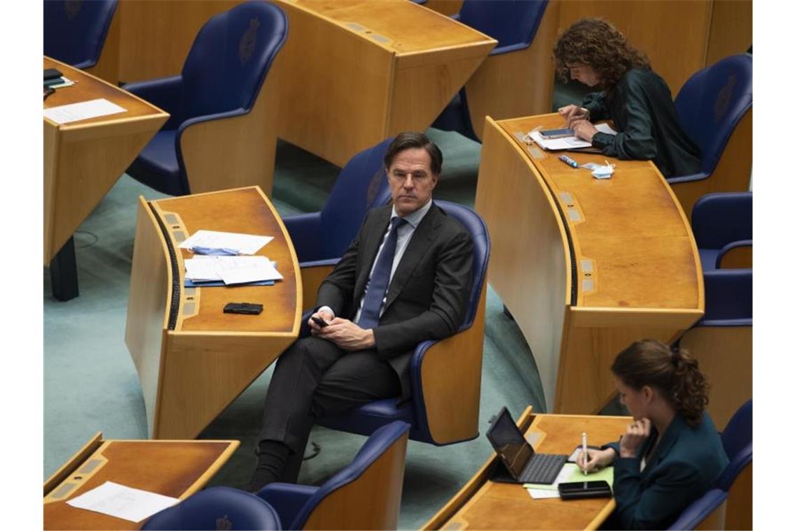 Mark Rutte, Premierminister der Niederlande, hört einer Debatte im Parlament zu. Foto: Peter Dejong/AP/dpa