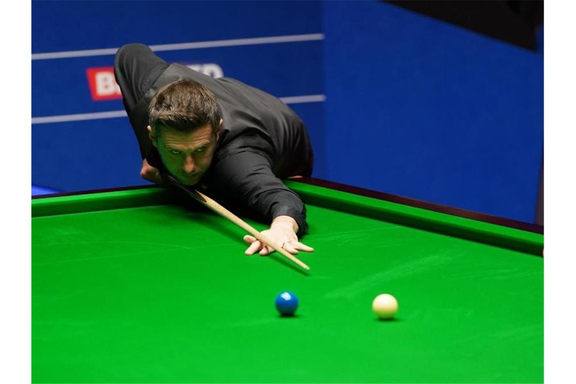 Selby zum vierten Mal Snooker-Weltmeister Mark Selby setzt sich im Finale mit 18:15 gegen Shaun Murphy durch. Foto: Zac Goodwin/PA Wire/dpa