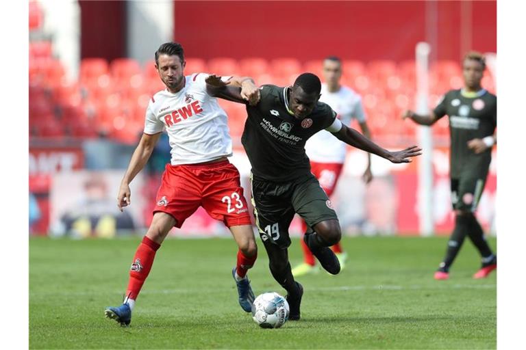 Mark Uth (l) kam mit Köln gegen Mainz mit Moussa Niakhate zu lediglich einem Punkt. Foto: Lars Baron/Getty/Pool/dpa