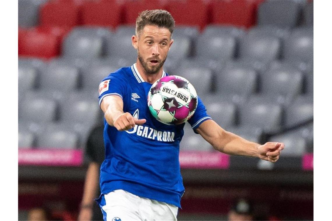 Mark Uth von Schalke spielt den Ball. Foto: Matthias Balk/dpa/Archivbild