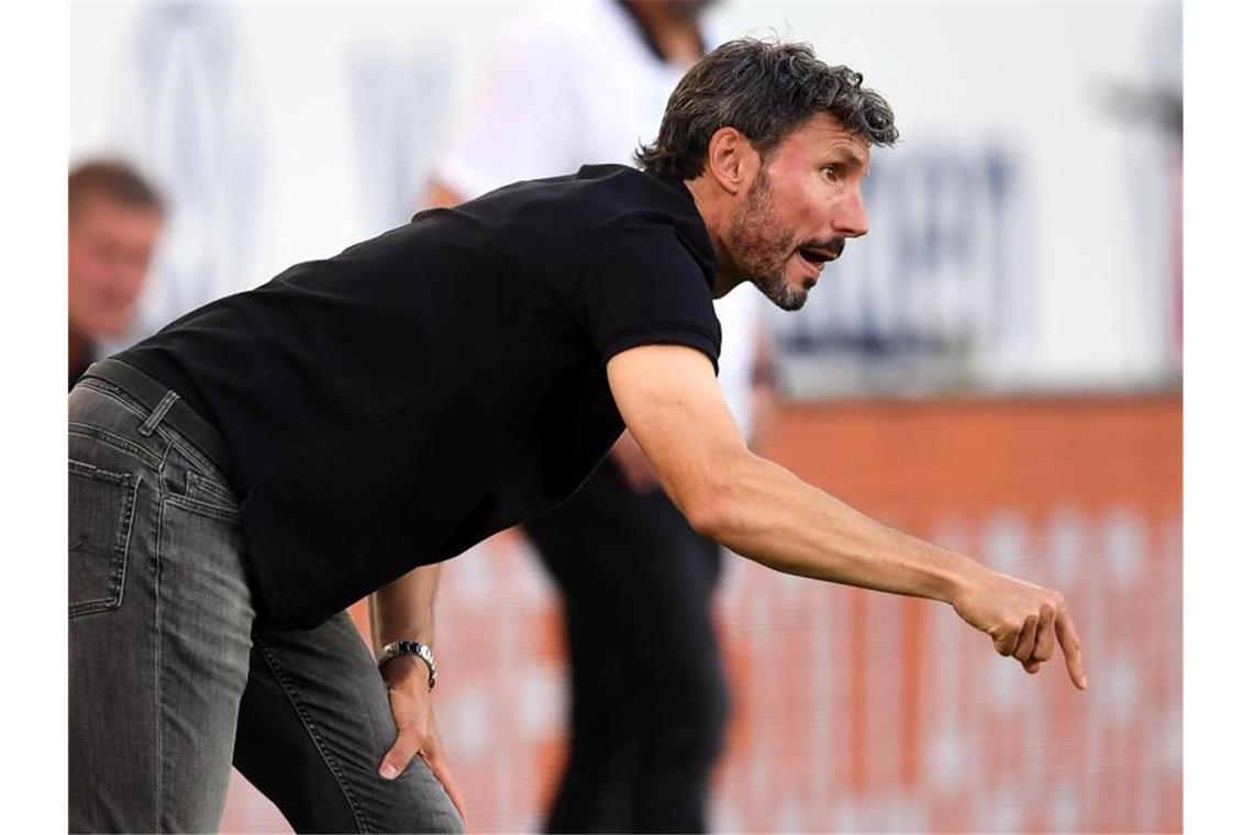 Erster Sieg als Bundesliga-Trainer: Van Bommel „sehr froh“ Mark van Bommel feierte seinen ersten Sieg als Bundesliga-Trainer. Foto: Swen Pförtner/dpa