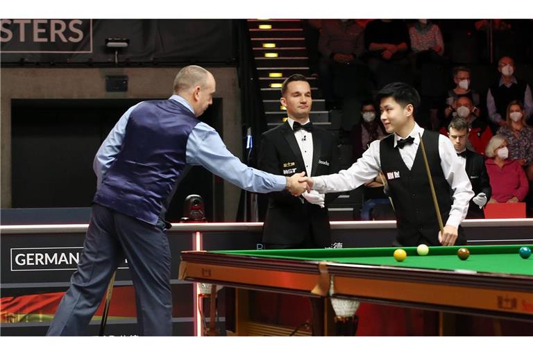 Mark Williams (l.) und Zhao Xintong (r.) trafen bereits 2022 bei den German Masters in Berlin aufeinander. (In der Mitte: Schiedsrichter Marcel Eckardt)