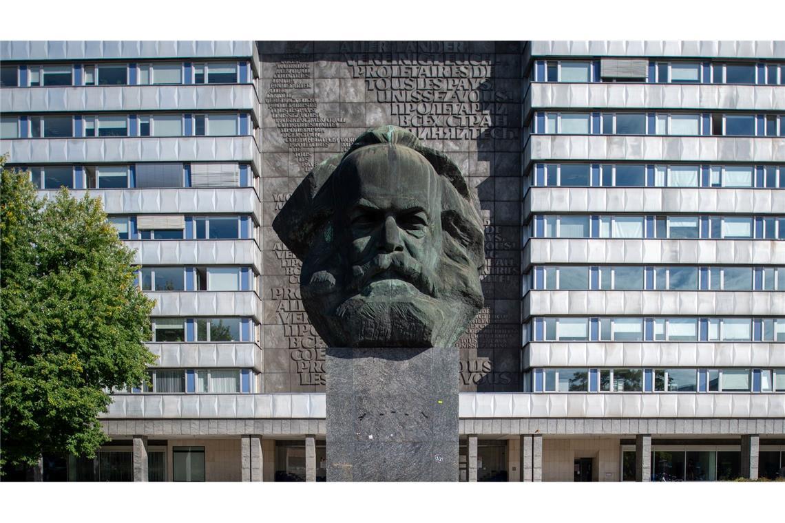 Wie Chemnitz in sein Kulturhauptstadtjahr startet Markant ragt das Karl-Marx-Monument im Zentrum von Chemnitz empor.