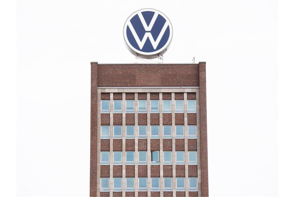 Markenhochhaus auf dem Gelände des Volkswagen Werkes. Eine Spitzel-Affäre hat beim weltgrößten Autobauer Volkswagen lange für Unruhe gesorgt. Foto: Julian Stratenschulte/dpa