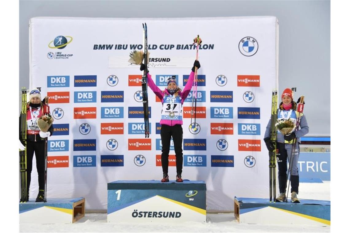 Biathletin Denise Herrmann wird Dritte beim Auftakt Marketa Davidova (M) siegte in Östersund vor Lisa Theresa Hauser (l) Denise Herrmann. Foto: Anders Wiklund/TT News Agency/AP/dpa