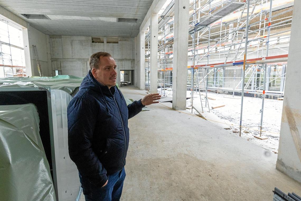 Marketingchef Christian Gmehling im Rohbau der neuen Veranstaltungshalle. Nach der Fertigstellung soll sie auch externen Nutzern zur Verfügung stehen.