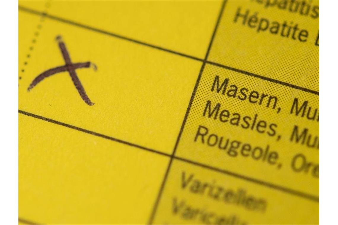 Markierung in einem Impfpass. Foto: Marius Becker/dpa/Archivbild