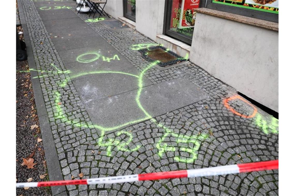 Markierungen der Polizei auf dem Fußweg vor einem Dönerladen in Halle. Foto: Jan Woitas/zb/dpa