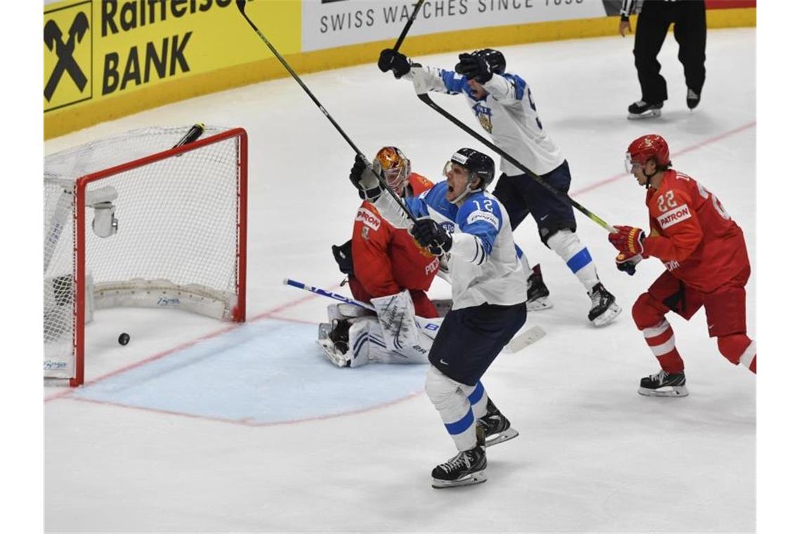 Kanada und Finnland im Endspiel der Eishockey-WM Marko Anttila (Nr. 12) schoss Finnland gegen die Russen ins WM-Finale. Foto: Vít Šimánek/CTK