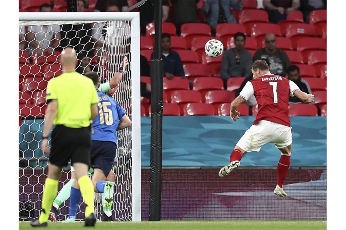In der Verlängerung: Joker bringen Italien ins Viertelfinale Marko Arnautovic (r) traf per Kopf, aber das Tor des Österreichers zählte wegen einer Abseitsstellung nicht. Foto: Catherine Ivill/GETTY POOL/AP/dpa
