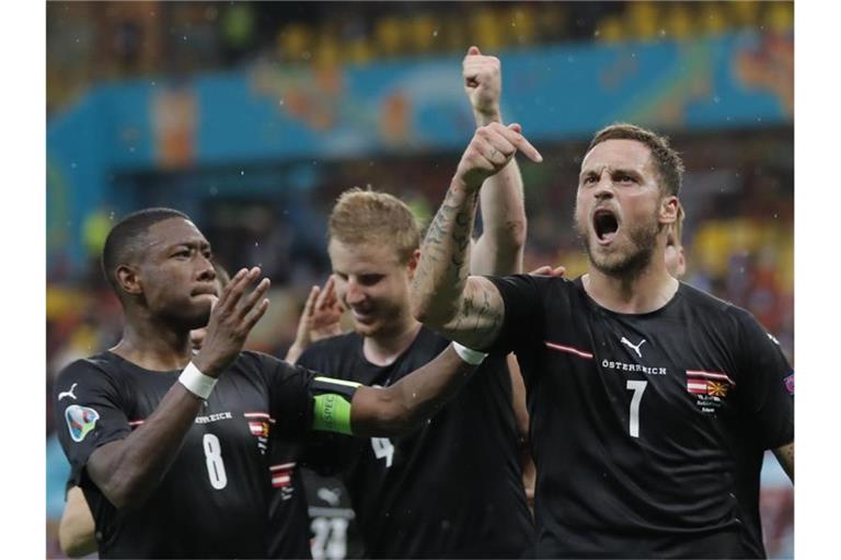 Marko Arnautovic (r) von Österreich bejubelt seinen Treffer zum 3:1 mit David Alaba (l) und weiteren Teamkollegen. Foto: Robert Ghement/POOL EPA/AP/dpa