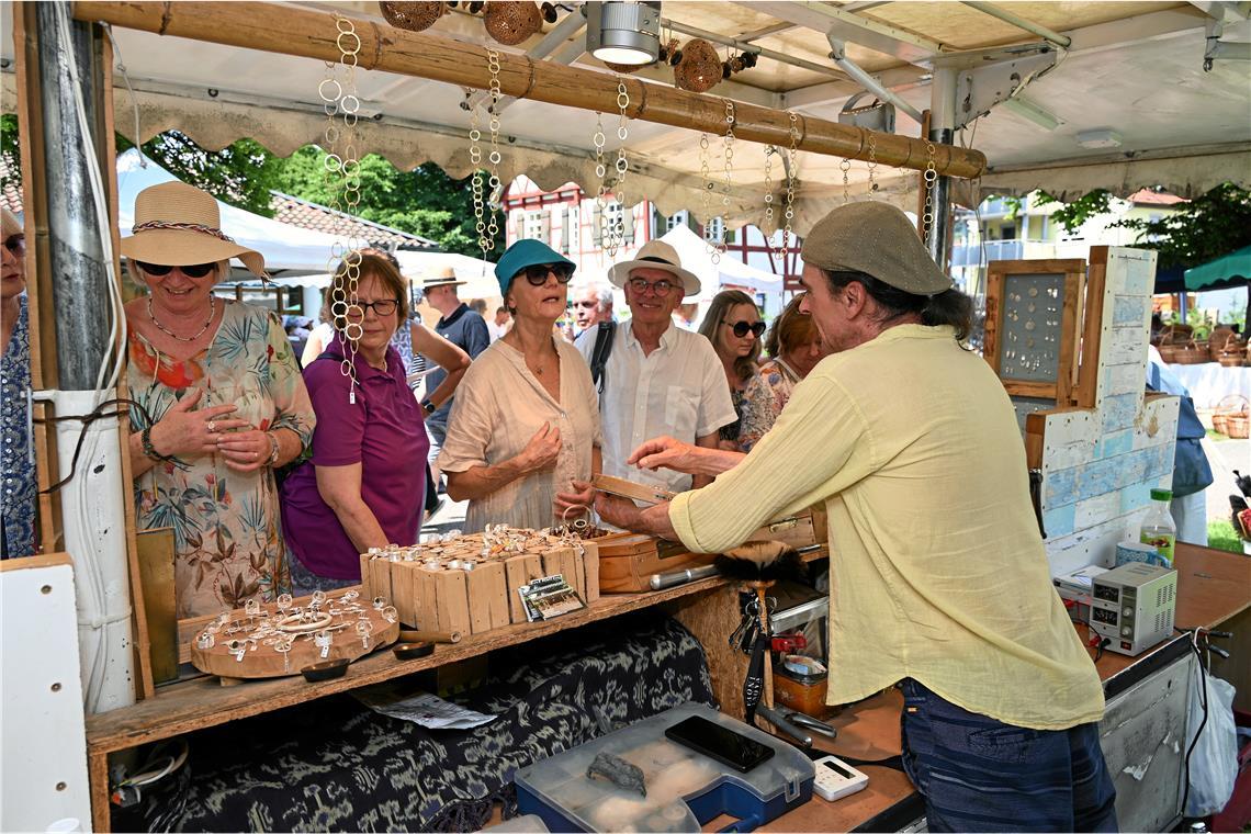 Lust auf kreative Unikate ist auf dem Januariusmarkt ungebrochen Marktgäste bewundern die Schmuckkreationen von Horst Kiefer aus Steinweiler. Fotos: Elisabeth Klaper