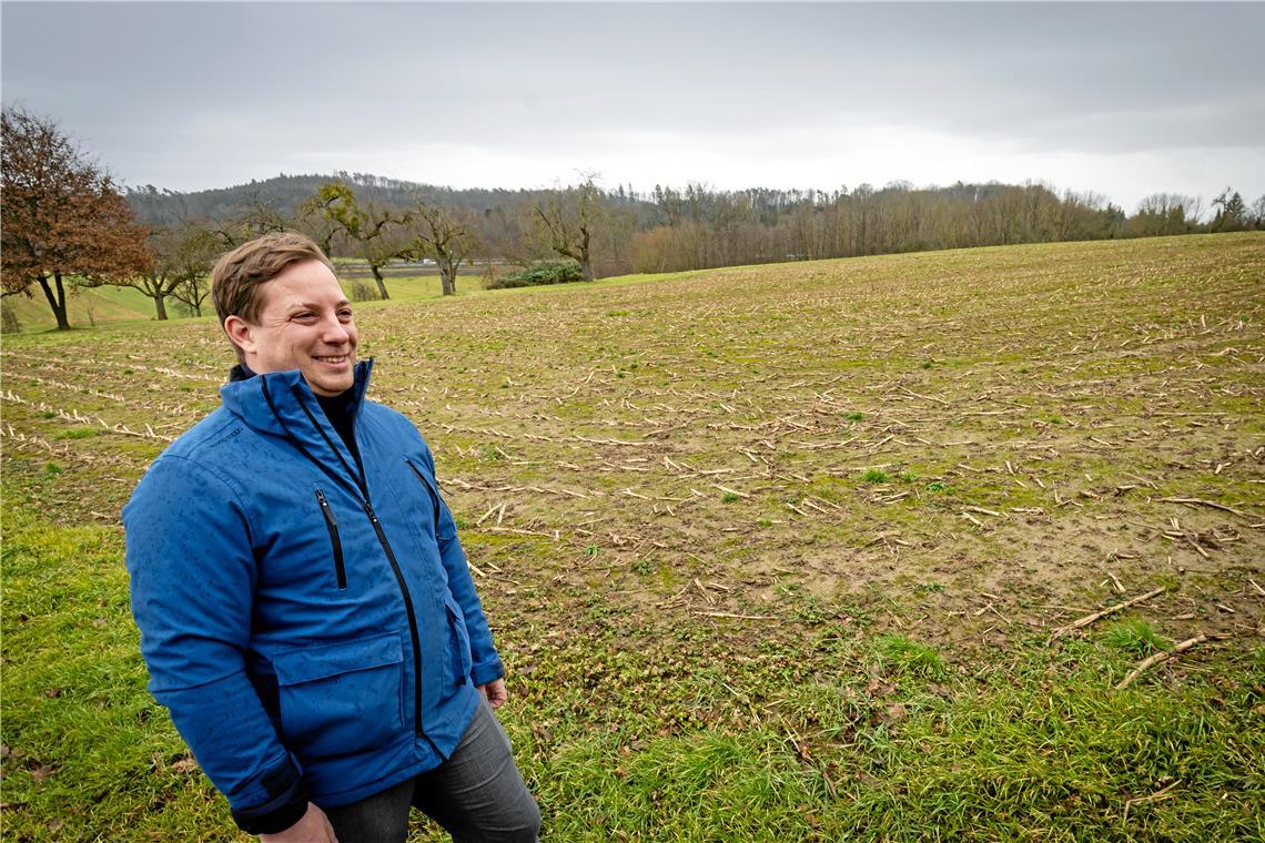 Markus Anders muss sich in Geduld üben: Für den Bau des Solarparks auf dieser Wiese zwischen Nellmersbach und Waldrems fehlt noch die Genehmigung der Bahn. Archivfoto: A. Becher