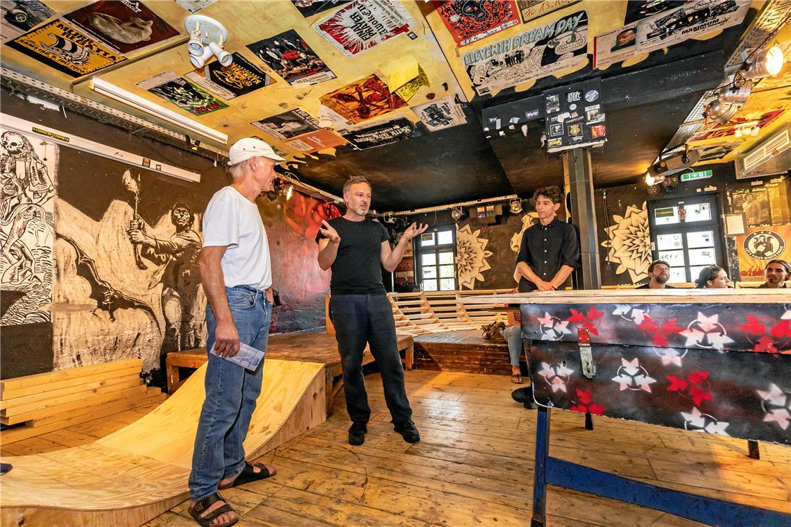Ein Skaterparcours durch die Kunst Markus Bauer (Mitte), beim IBA-Team verantwortlich für Kommunikation und Veranstaltungen, unterhält sich bei der Vernissage mit den Künstlern Norbert Kempf (links) und Fabian Baur (rechts). Teile des Parcours sind bereits zu sehen. Foto: Dietmar van der Linden