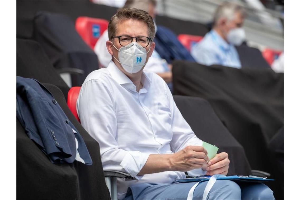 Markus Blume, CSU-Generalsekretär, verfolgt die Bundestagslistenaufstellung von der Tribüne im Frankenstadion in Nürnberg. Foto: Daniel Karmann/dpa