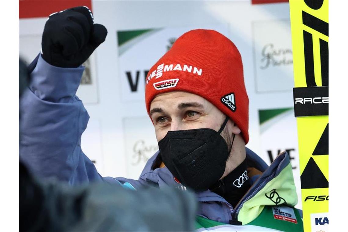 Nicht zum Party machen da: Die Skispringer und ihr Silvester Markus Eisenbichler gewann die Qualifikation zum Neujahrsspringen. Foto: Daniel Karmann/dpa