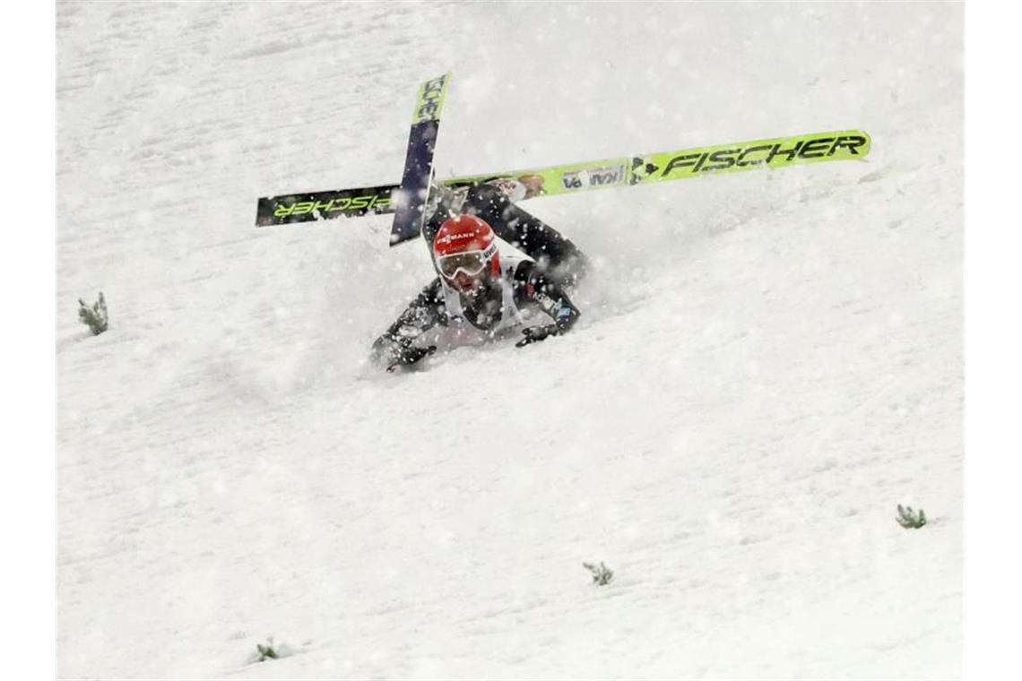 Markus Eisenbichler kommt bei seinem zweiten Sprung zu Fall. Foto: Daniel Karmann/dpa