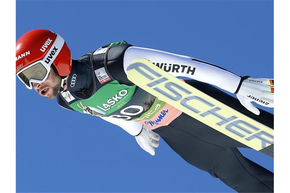 Markus Eisenbichler peilt im Einzel beim Skisprung-Weltcup im russischen Nischni Tagil eine Podestplatzierung an. Foto: Darko Bandic/AP