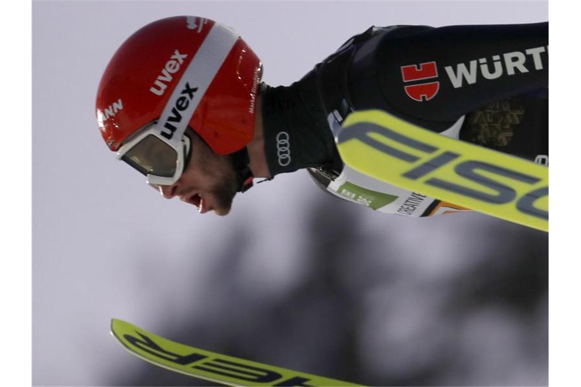 Deutsche Skiflieger holen Silber im Team Markus Eisenbichler während des ersten Durchgangs. Foto: Darko Bandic/AP/dpa