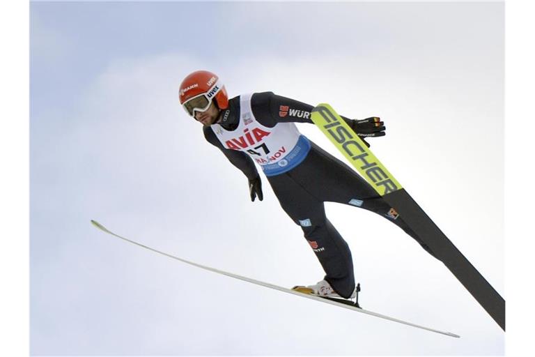 Markus Eisenbichler wurde bei der WM-Generalprobe in Rasnov disqualifiziert. Foto: Raed Krishan/AP/dpa