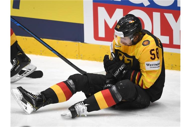 Markus Eisenschmid sitzt beim Spiel gegen Tschechien verletzt auf dem Eis. Foto: Monika Skolimowska/Archivbild