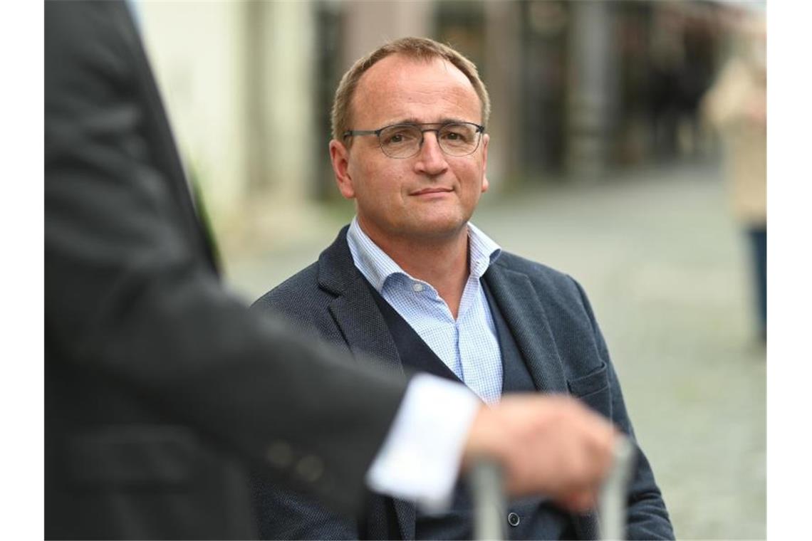 Gesundheitliche Gründe: Rathauschef gibt Amt früher ab Markus Ewald, Oberbürgermeister der Stadt Weingarten, sitzt in seinem Rollstuhl. Foto: Felix Kästle/dpa