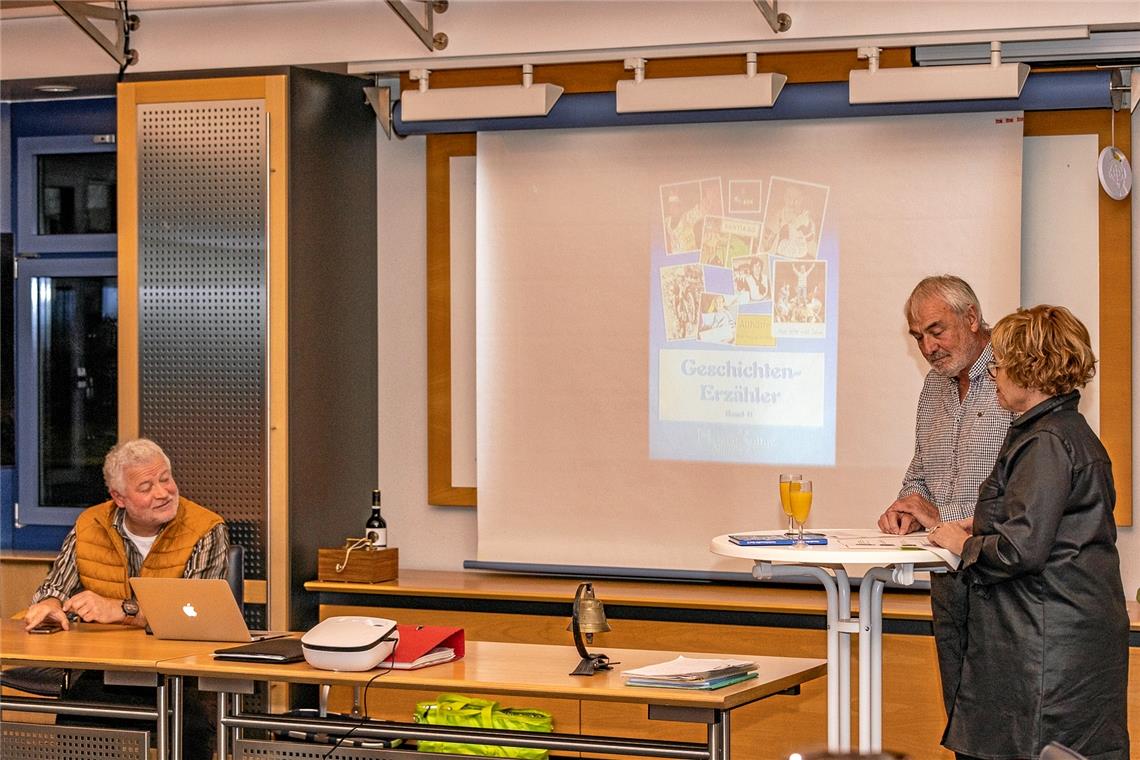 Neues Buch mit Anekdoten aus Althütte Markus Frank, Rolf Rau und Sonja Burgel (von links) stellten die verschiedenen Heimatgeschichten aus Althütte vor. Foto: Dietmar van der Linden