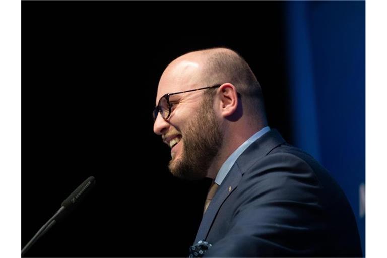 Markus Frohnmaier (AfD) spricht bei einem Parteitag. Foto: Marijan Murat/dpa/Archivbild