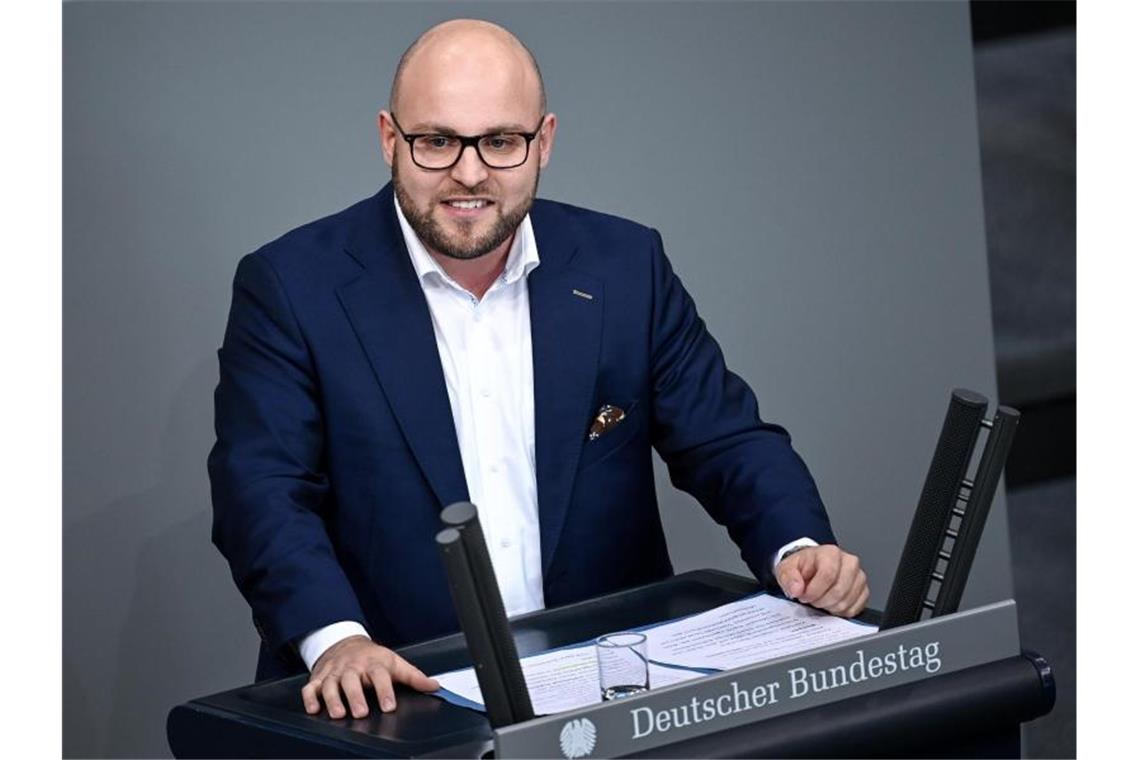AfD als Verdachtsfall? Südwest-AfD kritisiert „Attacke“ Markus Frohnmaier (AfD) spricht. Foto: Britta Pedersen/dpa-Zentralbild/dpa/Archivbild