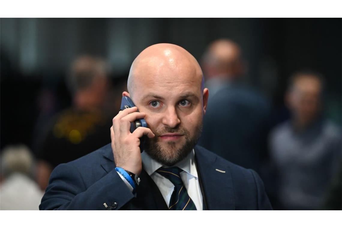 Markus Frohnmaier beim AfD-Bundesparteitag im Juli 2026 – am Landtag hatte er wie Leif-Erik Holm offenbar kein großes Interesse.