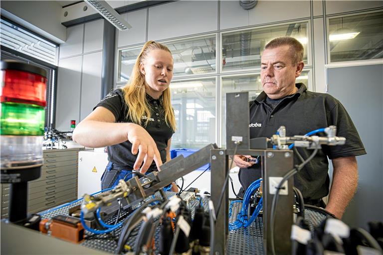 Markus Gebhardt prüft die Stoba-Auszubildende Lea Kreis hier nur testweise. Zweimal im Jahr ist der Ausbildungsleiter aber auch bei den offiziellen IHK-Prüfungen für angehende Mechaniker im Einsatz. Fotos: Alexander Becher, IHK Region Stuttgart/Reiner Pfisterer, Gewerbliche Schule Backnang