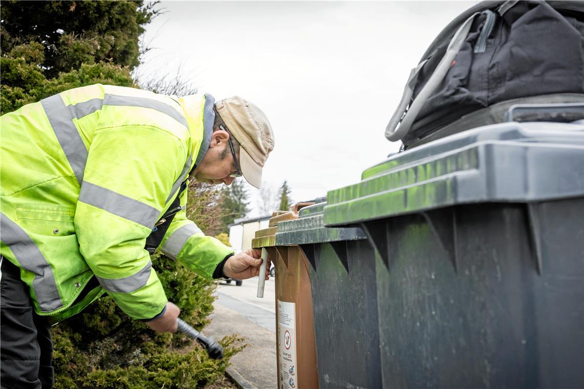 Chips ersetzen Müllmarken ab 2027 Markus Gusoliewski hat schon viele Chips in Mülltonnen geklopft. Foto: Alexander Becher