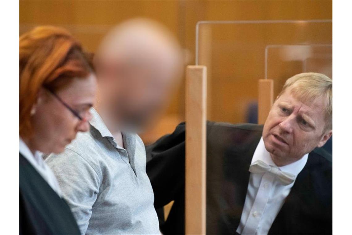 Markus H. (m.) im Gespräch mit seiner Verteidigerin Nicole Schneiders 8l.) und seinem Verteidiger Björn Clements. Foto: Thomas Kienzle/afp-Pool/dpa