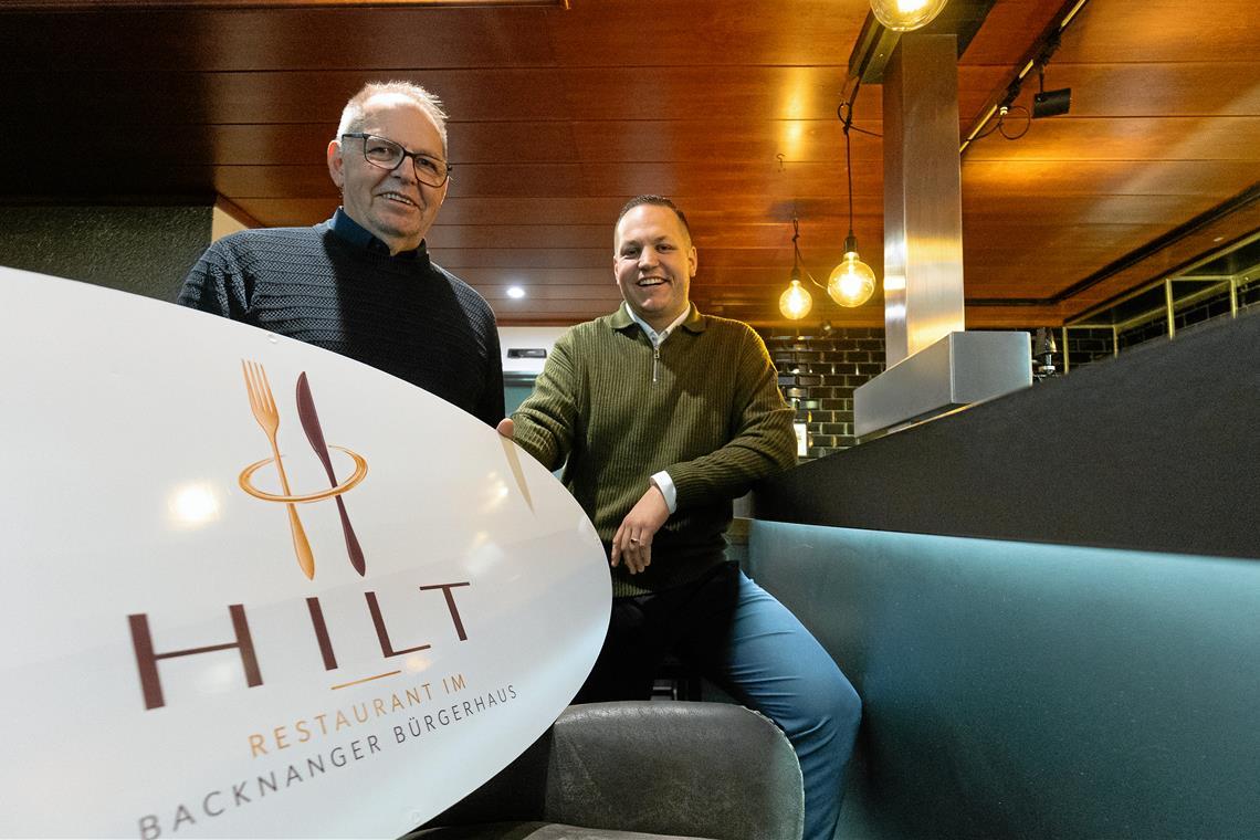 Markus Hilt (links) und sein Sohn Alexander freuen sich auf eine neue Herausforderung: Ab Januar werden sie neben dem „Löwen“ auch das Restaurant im Backnanger Bürgerhaus übernehmen. Foto: Alexander Becher