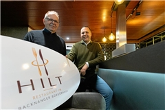 Markus Hilt (links) und sein Sohn Alexander freuen sich auf eine neue Herausforderung: Ab Januar werden sie neben dem „Löwen“ auch das Restaurant im Backnanger Bürgerhaus übernehmen. Foto: Alexander Becher