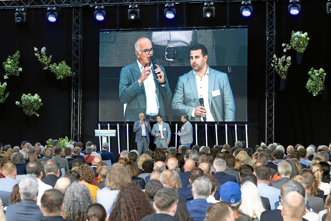 Markus Höfliger vom Industrieverein und Stefan Hopp vom BdS-Gewerbeverein (von links) kündigen im Gespräch mit Moderator Josh Kochhann an, dass sich die beiden Vereine zusammenschließen wollen.Fotos: Alexander Becher