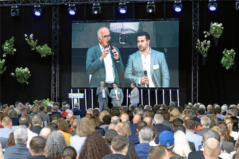 Markus Höfliger vom Industrieverein und Stefan Hopp vom BdS-Gewerbeverein (von links) kündigen im Gespräch mit Moderator Josh Kochhann an, dass sich die beiden Vereine zusammenschließen wollen.Fotos: Alexander Becher
