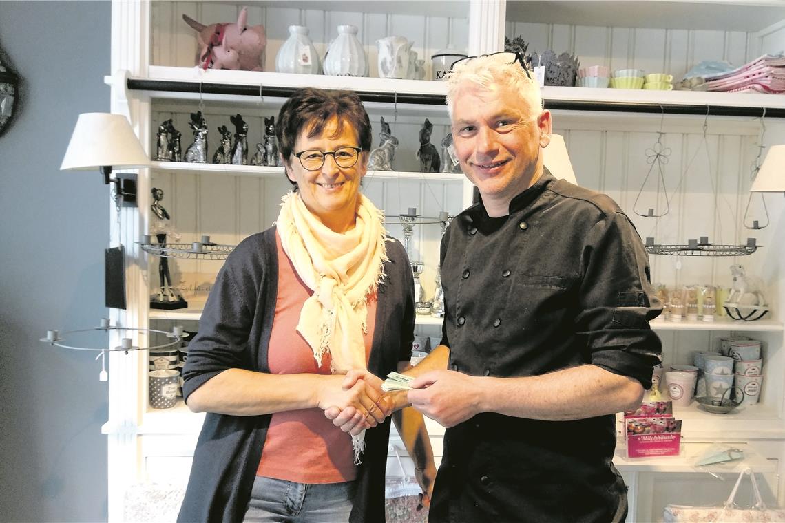 Ein Stück Wegs gemeinsam gehen Markus Kübler vom Café Segenswerk übergibt Claudia Krimmer von der TSG Backnang 1846 Gutscheine für Kaffee und Kuchen.